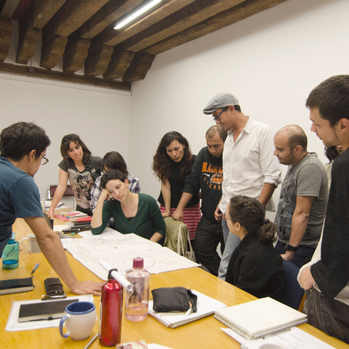 Programa de seis meses de duración para el desarrollo de un proyecto fotográfico, que conjuga el acompañamiento y seguimiento en distintas modalidades, espacios para la reflexión y la experimentación, y actividades de apoyo diversas.