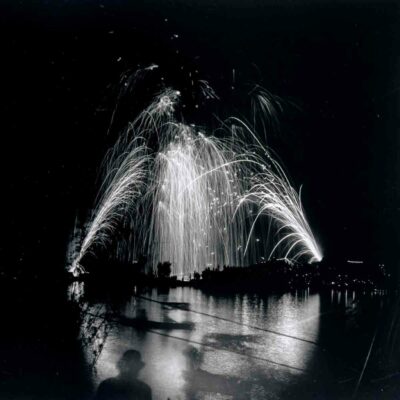 Autor no identificado. Fuegos artificiales en el Lago de Chapultepec, 1910. Festejos de Independencia. Colección Culhuacán de la Fototeca del INAH Autor no identificado. Fuegos artificiales en el Lago de Chapultepec,1910. Festejos de Independencia. Colección Culhuacán de la Fototeca del. INAH