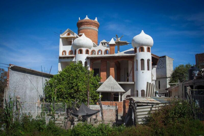 Guillermo Serrano, Casa blanca con cúpulas árabes, de la serie Padrotas, 2012, Fotografía digital Guillermo Serrano, Casa blanca con cúpulas árabes, de la serie Padrotas, 2012, Fotografía digital